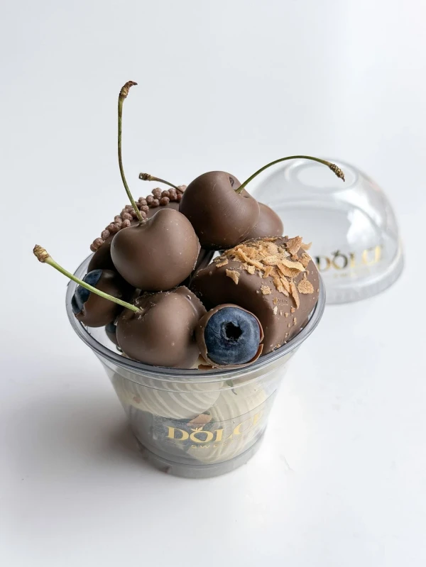 Фруктовый стакан "Стакан Ассорти" — «Фруктовый стакан Стакан Ассорти» — ягодный десерт в стакане Dolce Sweets из 4 ягод клубники в белом…